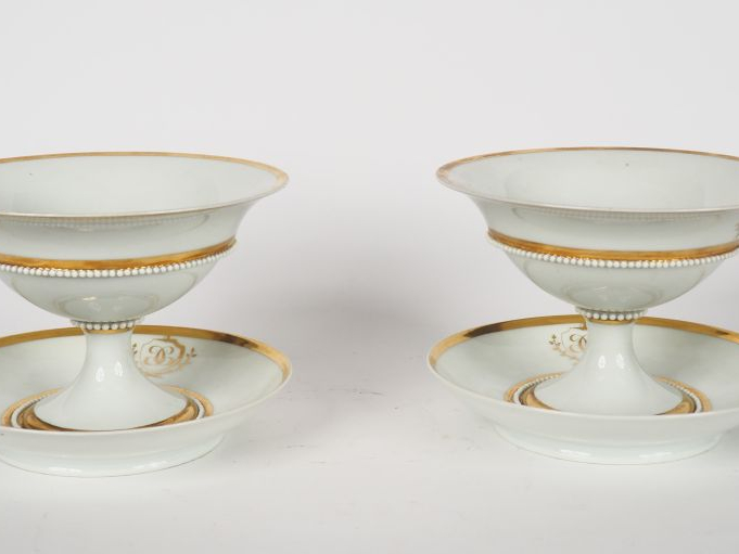 Paire de coupes à fruits et leurs présentoirs en porcelaine de Paris, 