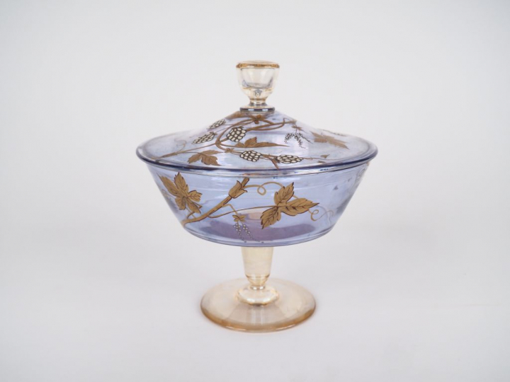 Drageoir Napoléon III en cristal mauve à décor émaillé de mûres en bla