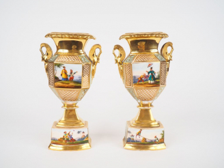 Vente aux enchères 	Paire de vases Restauration en porcelaine à décor de personnages Extr
