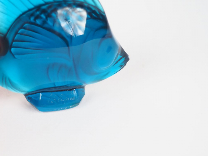 LALIQUE Cinq poissons en verre polychrome.  Signés.
