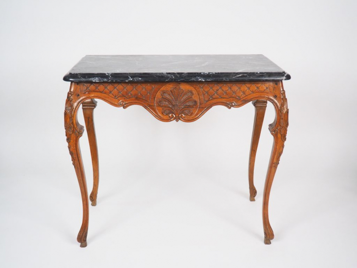 Petite console Régence en chêne mouluré et sculpté, à décor de palmett