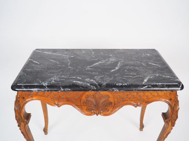 Petite console Régence en chêne mouluré et sculpté, à décor de palmett