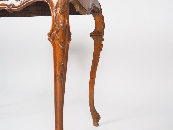 Petite console Régence en chêne mouluré et sculpté, à décor de palmett