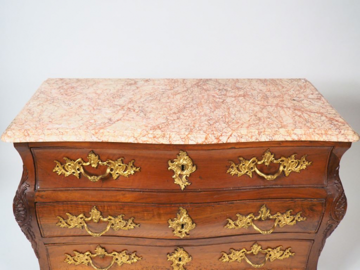 Commode tombeau Louis XV en noyer mouluré et sculpté, à décor de rocai