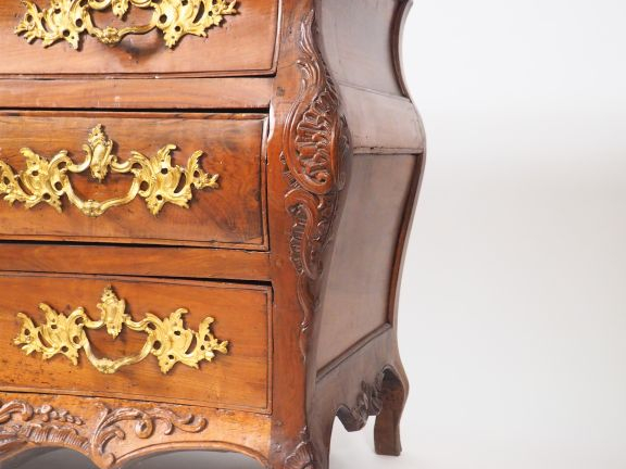 Commode tombeau Louis XV en noyer mouluré et sculpté, à décor de rocai