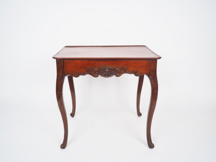 Table cabaret Louis XV en acajou mouluré et sculpté, à décor de feuill