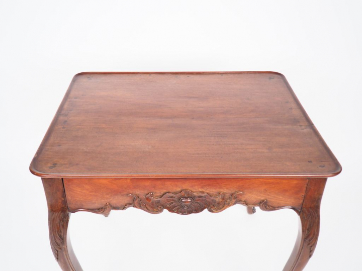 Table cabaret Louis XV en acajou mouluré et sculpté, à décor de feuill