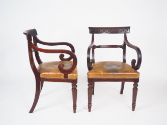 Vente aux enchères Paire de fauteuils à crosse de style anglais.