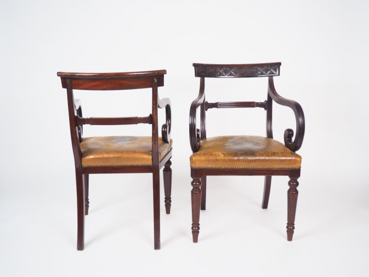 Paire de fauteuils à crosse de style anglais.