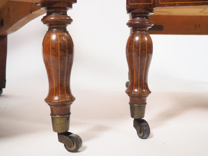 	Paire de fauteuils Restauration en acajou marqueté de bois clair, à d
