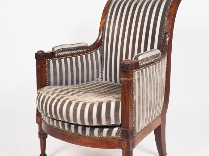 Bergère de style Directoire en acajou, dossier renversé pieds avant ba
