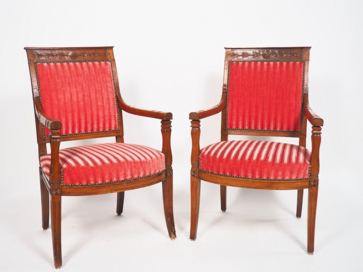 Paire de fauteuils Directoire en noyer mouluré et sculpté, à décor de 
