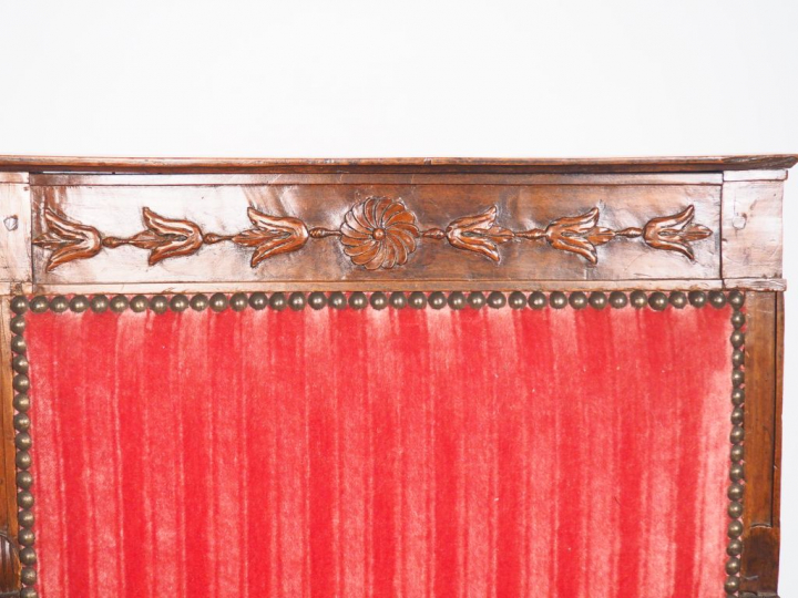 Paire de fauteuils Directoire en noyer mouluré et sculpté, à décor de 