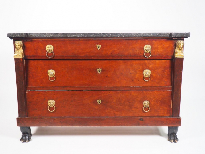 Commode consulat en acajou et placage d’acajou, ouvrant à trois tiroir