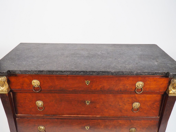 Commode consulat en acajou et placage d’acajou, ouvrant à trois tiroir