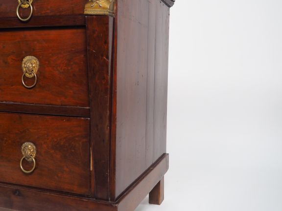 Commode consulat en acajou et placage d’acajou, ouvrant à trois tiroir