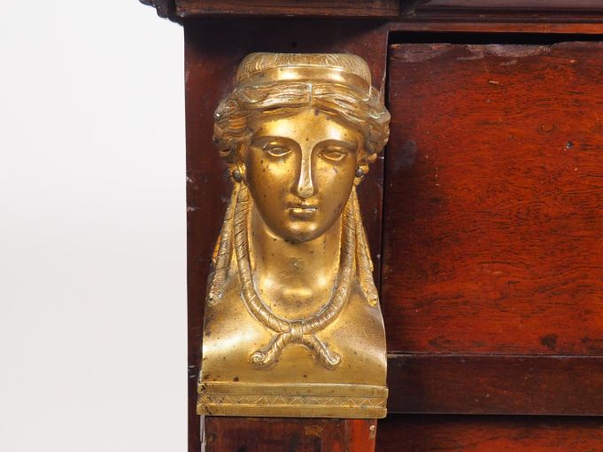 Commode consulat en acajou et placage d’acajou, ouvrant à trois tiroir