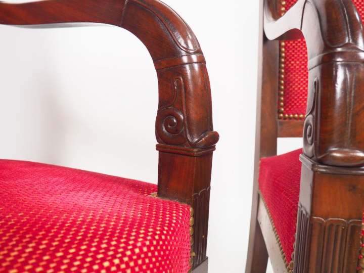 Paire de fauteuils Empire en acajou, et placage d’acajou mouluré et sc