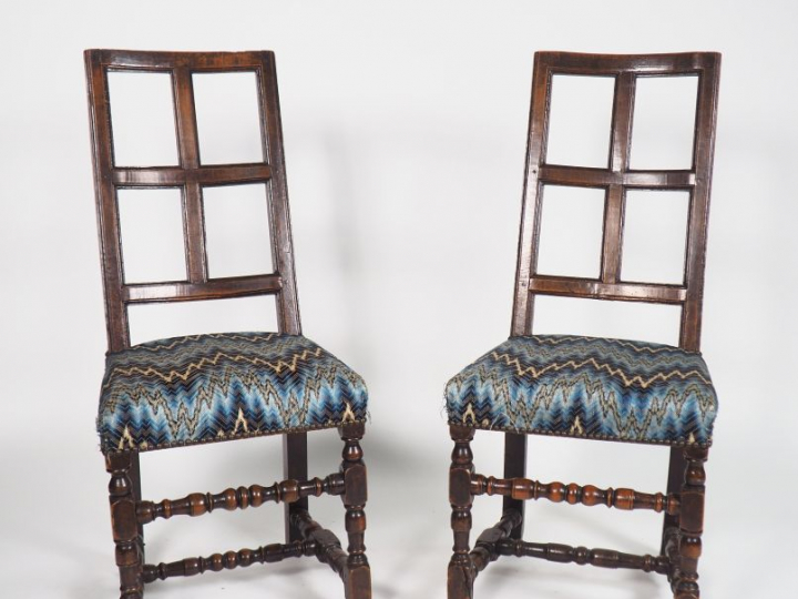 	Paire de chaises Louis XIII en noyer, pieds balustre, dossier ajouré,