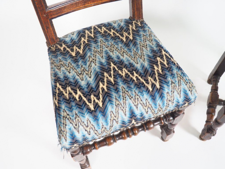 	Paire de chaises Louis XIII en noyer, pieds balustre, dossier ajouré,