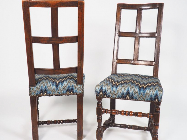 	Paire de chaises Louis XIII en noyer, pieds balustre, dossier ajouré,