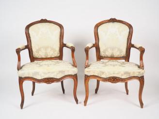 Vente aux enchères Paire de fauteuils cabriolets de style Louis XV en bois naturel et mou