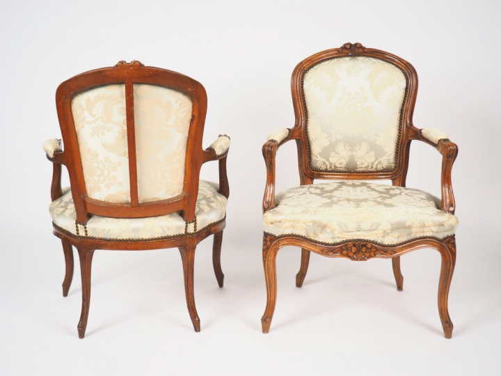 Paire de fauteuils cabriolets de style Louis XV en bois naturel et mou