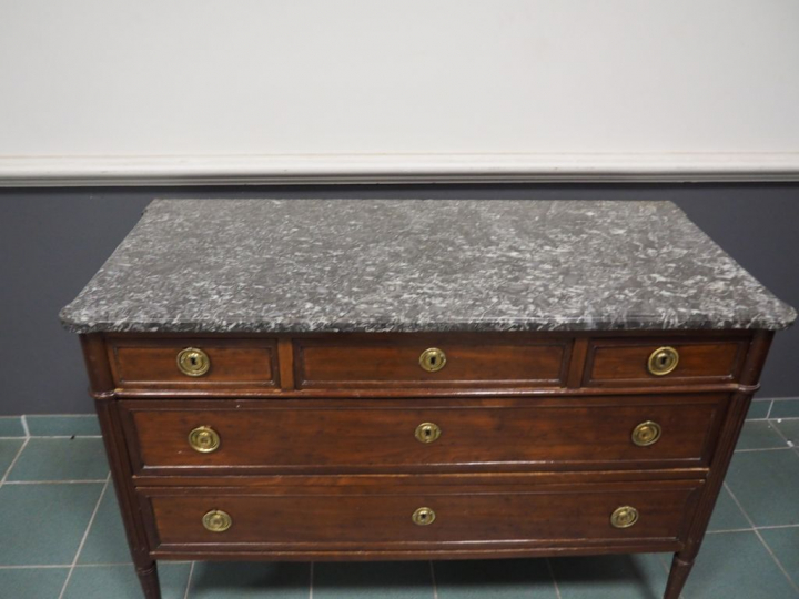 Commode Louis XVI en acajou, ouvrant à cinq tiroirs sur trois rangs, m