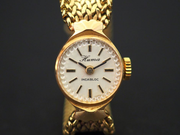 HUMA Montre bracelet de dame, boitier et bracelet or jaune. Cadran ron