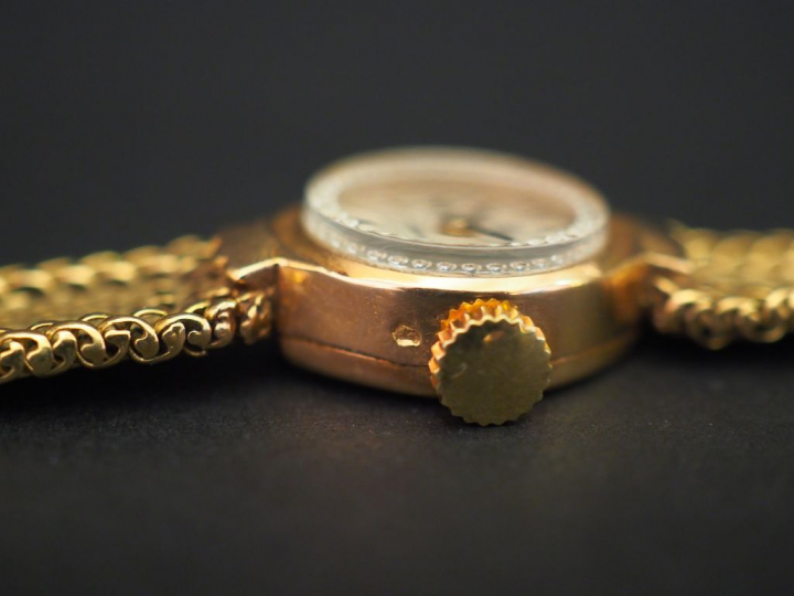 HUMA Montre bracelet de dame, boitier et bracelet or jaune. Cadran ron