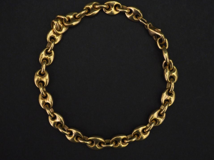 Bracelet articulé en or jaune, maille grain de café. Long. 22 cm Poids