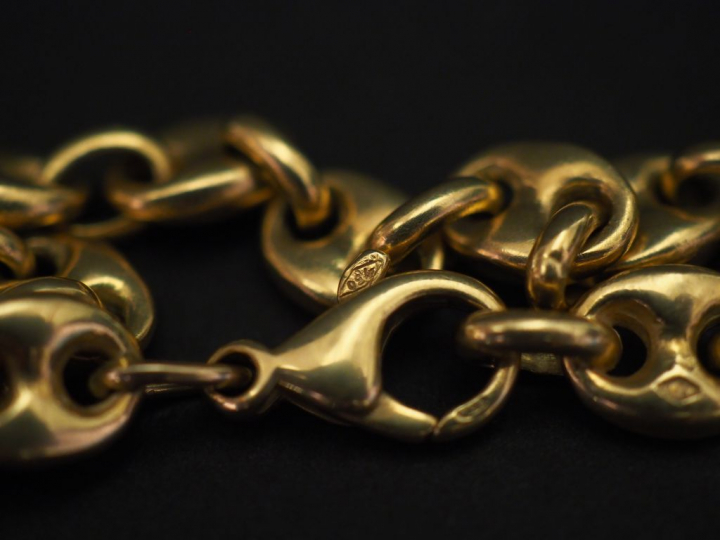 Bracelet articulé en or jaune, maille grain de café. Long. 22 cm Poids