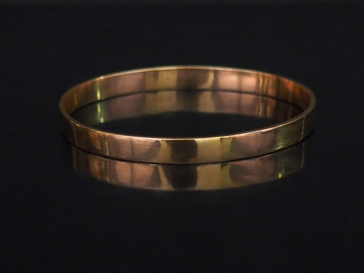 Bracelet jonc en or jaune.  Larg. 0,7 cm 5,4 x 6,2 cm  Poids. 25,23 g