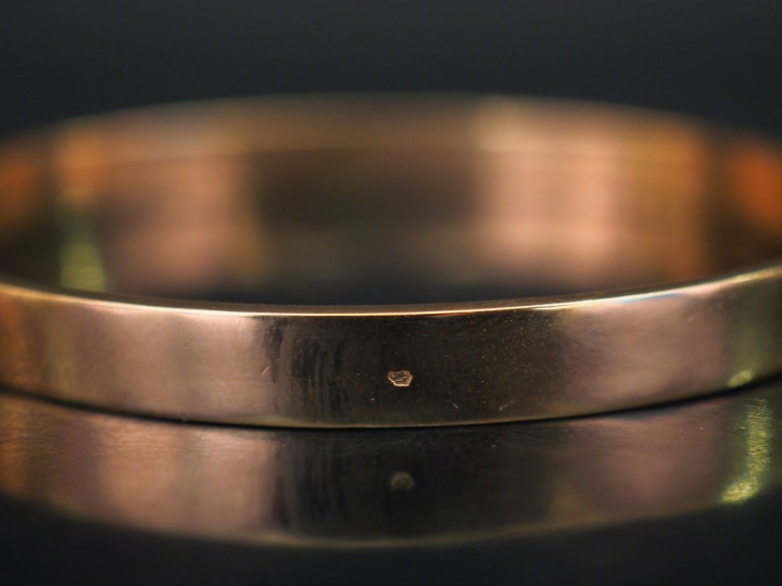 Bracelet jonc en or jaune.  Larg. 0,7 cm 5,4 x 6,2 cm  Poids. 25,23 g