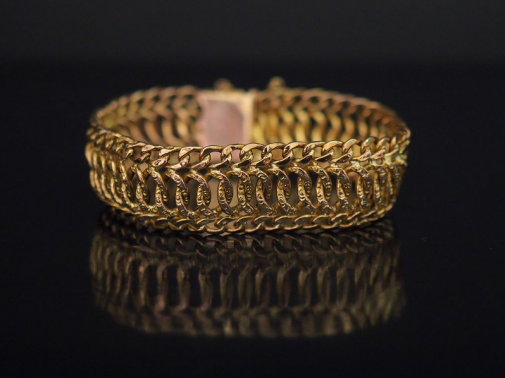 Bracelet articulé en or jaune, maille entrelacée et ajourée.  Chainett