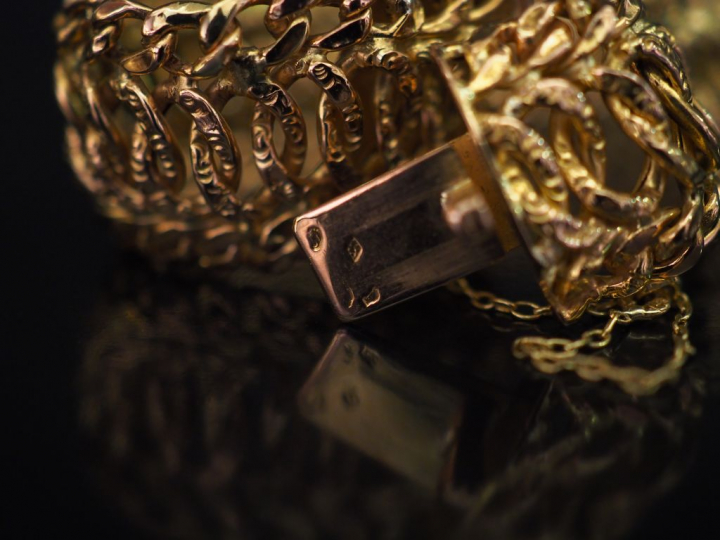 Bracelet articulé en or jaune, maille entrelacée et ajourée.  Chainett