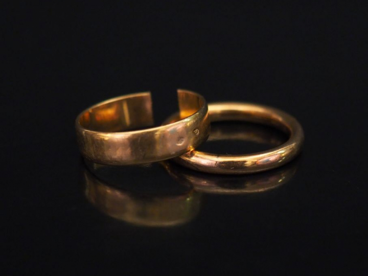 Ensemble comprenant deux différentes alliances en or jaune.  TDD. 50 e