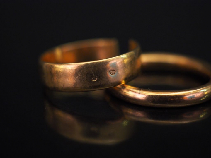 Ensemble comprenant deux différentes alliances en or jaune.  TDD. 50 e