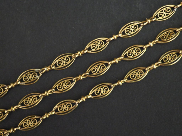 Collier souple en or jaune, à décor de maillons ovales filigranés et a