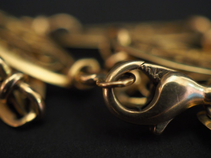 Bracelet souple en or jaune, composé de maillons ovales filigranés. Lo