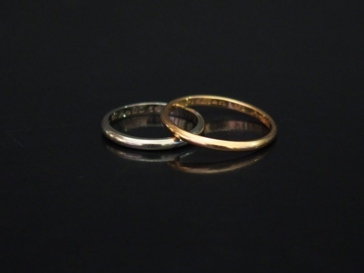 Deux différentes alliances. L'une en or jaune, l'autre en or blanc. TD
