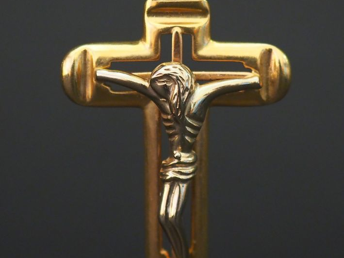 Pendentif ajouré en forme de croix en or jaune.  4,5 x 3 cm (sans la b