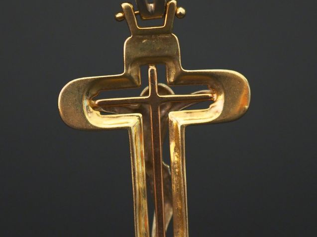 Pendentif ajouré en forme de croix en or jaune.  4,5 x 3 cm (sans la b