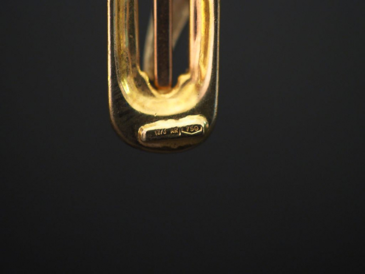 Pendentif ajouré en forme de croix en or jaune.  4,5 x 3 cm (sans la b