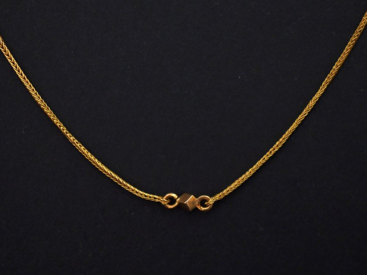 Chaine en or jaune, maille tressée, agrémentée de trois motifs de cube