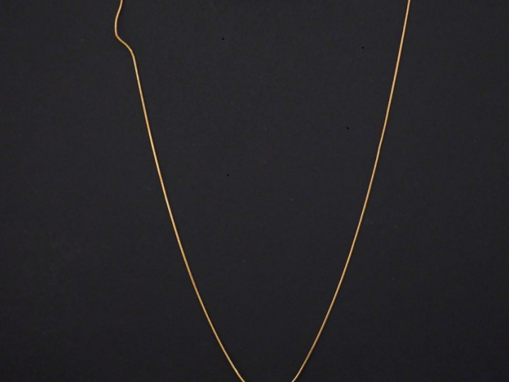 Chaine en or jaune, maille tressée, agrémentée de trois motifs de cube