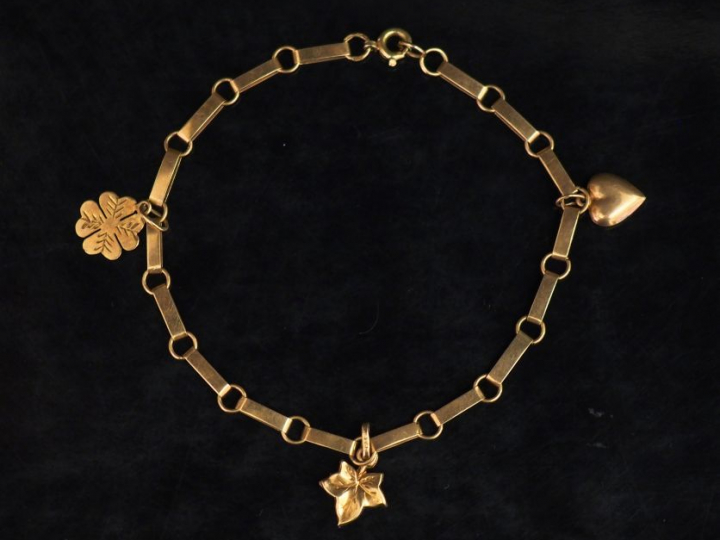 Bracelet articulé en or jaune 14K, à décor de trois pendeloques en for