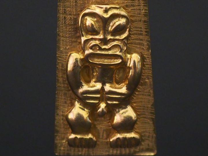 Pendentif de forme évasée en or jaune, à décor de style tribal.  4 x 2