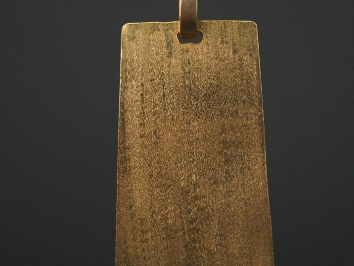 Pendentif de forme évasée en or jaune, à décor de style tribal.  4 x 2