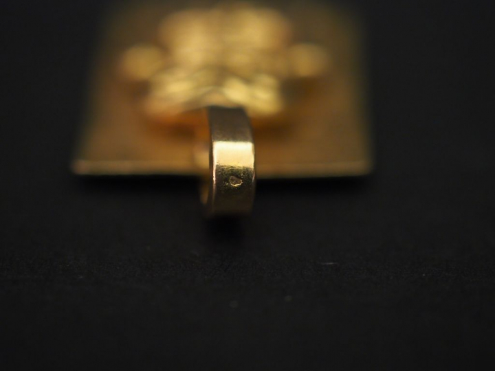 Pendentif de forme évasée en or jaune, à décor de style tribal.  4 x 2